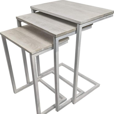 Ensemble de trois tables gigognes en bois massif blanc antique et structure en acier