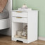 Table de chevet blanche avec 2 tiroirs et rangement ouvert, poignées dorées, design contemporain pour chambre à coucher avec tablette, look moderne