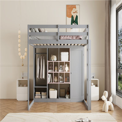 Lit mezzanine en bois pleine grandeur avec garde-robe intégrée, tablettes et armoire en gris et rose, parfait pour les petites pièces et les espaces partagés