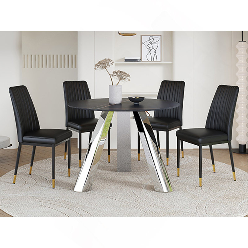 Une table de salle à manger ronde de 42 pouces avec une base en fonte et des pieds en acier inoxydable, jumelée à quatre chaises de salle à manger rayées
