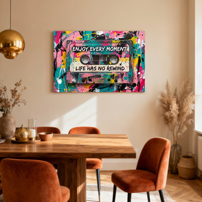 Toile tendue sur châssis, ornée d'une illustration abstraite colorée en forme de cassette audio, avec l'inscription « Profitez de chaque instant, la vie n'a pas de retour en arrière » (1 pièce)