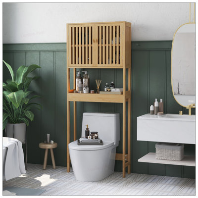 Armoire de rangement en bambou au-dessus de la toilette avec portes à lattes, tablette réglable et tablette ouverte pour l'organisation de la salle de bain