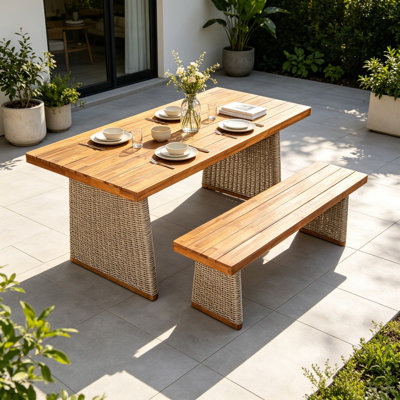 Ensemble de table de salle à manger d'extérieur en bois d'acacia avec 1 table et 1 banc, plateau de table à lattes et pieds en rotin tissé, ensemble de salle à manger rectangulaire résistant aux intempéries, brun