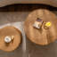 Ensemble de tables basses vintage cylindriques emboîtables avec texture gaufrée verticale, finition naturelle pour le salon ou le bureau.