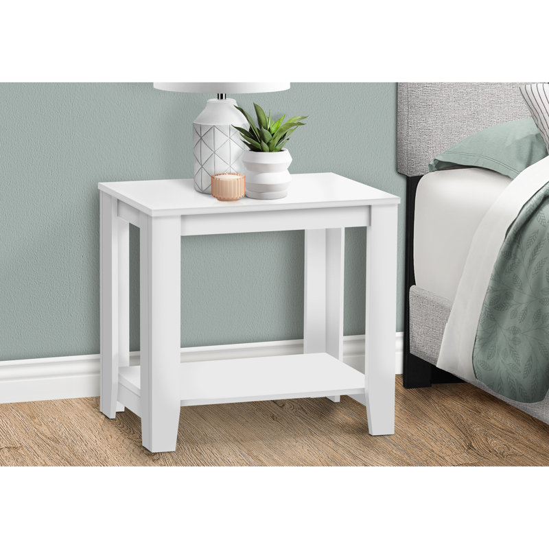 Table d'appoint transitionnelle blanche avec de nombreuses tablettes pour le décor de la chambre à coucher.