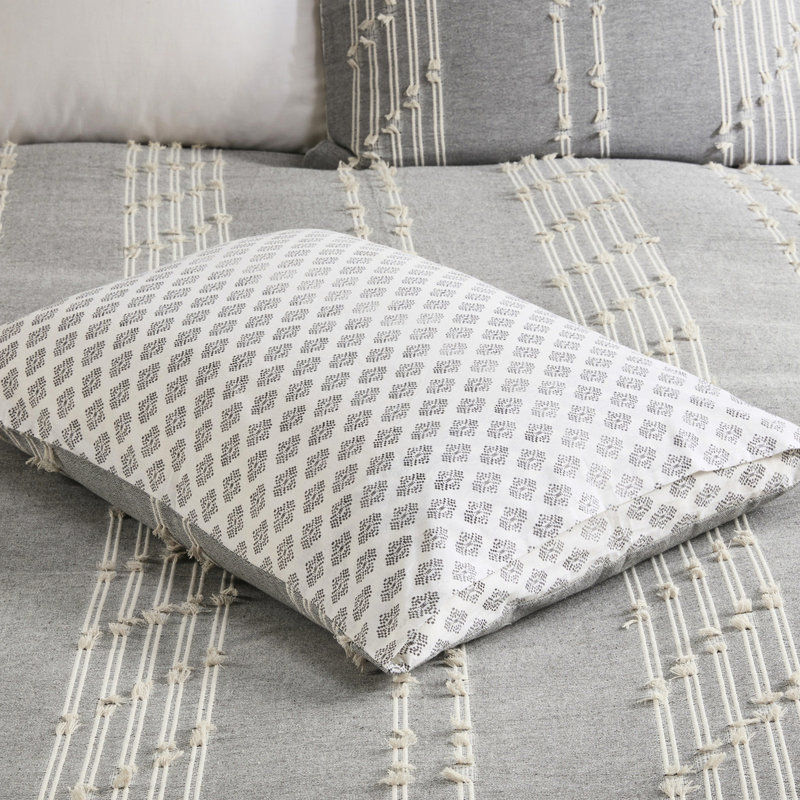 Édredon double / grand en coton gris. 100% coton. Rayures sur fond gris. Revers avec design. Barre cachée. Lavable à la machine. . 2 taies décoratives assorties pour lit double / grand. Tissu à rayures verticales.