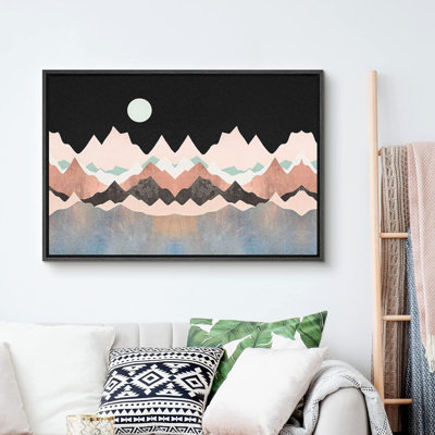 Soleil, chaîne de montagnes rose, noir, brun clair et montagnes sous la lune