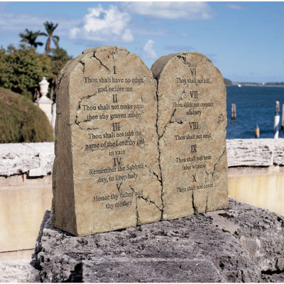 Pierre de jardin Ten Commandments