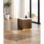 Table d'appoint carrée de style contemporain, plateau en marbre blanc et structure en acier inoxydable doré, idéale pour le salon (1 pièce). Finition élégante et authentique.