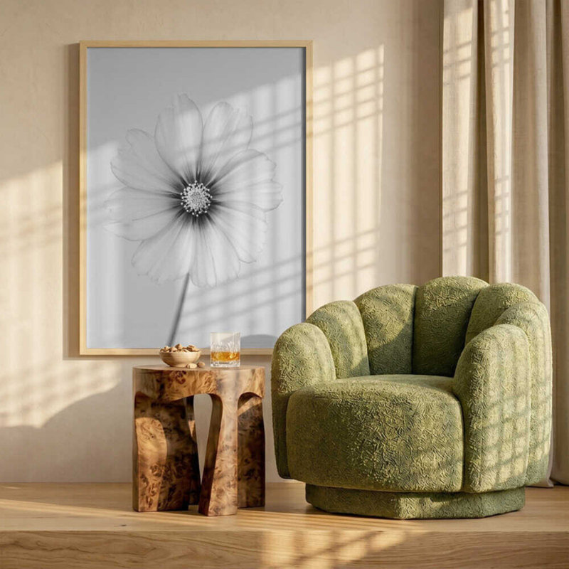 «Quiet Bloom» - Photographie florale en noir et blanc, H 24 po x l 18 po, Impression encadrée sans passe-partout, Blanc
