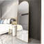 Miroir pleine grandeur de quatrième génération fixé au sol, cadre en alliage d'aluminium arqué, parfait pour la salle de bain, la chambre à coucher et les espaces de vente au détail