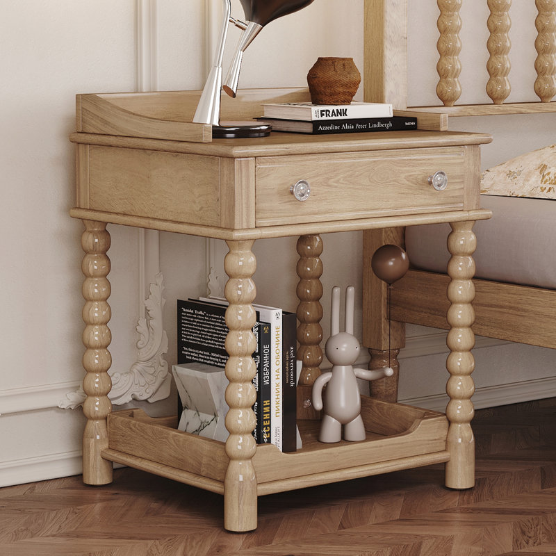 Table de chevet de style rétro avec tiroir et tablette ouverte pour la chambre à coucher avec pieds tournés et poignée en métal, naturel