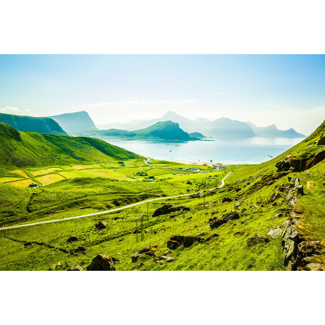 Landschaftlicher Blick auf den Haukland Strand von Misha Kaminsky - Druck auf Leinwand ohne Rahmen