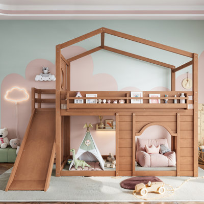 Lit mezzanine deux places avec glissade, étagères et armoire intégrée, cadre de lit mezzanine en bois avec fenêtre et porte cintrée, naturel