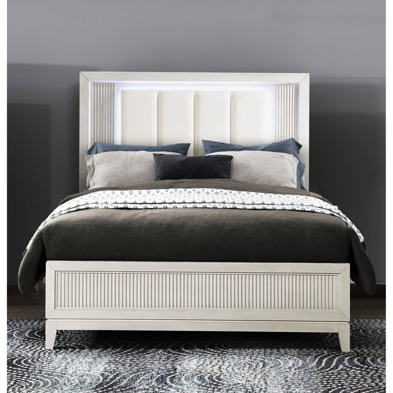 Grand lit à finition blanc antique, tête de lit à DEL et coussin rembourré, intérieur de chambre à coucher moderne