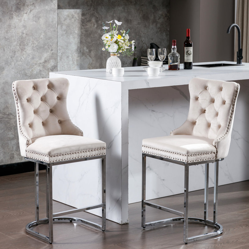 26 tabourets de bar de 26 po de hauteur comptoir, velours bleu avec dossier à boutons et garniture de rivets, base en métal robuste pour tabourets de cuisine et de maison, salle à manger chromée robuste