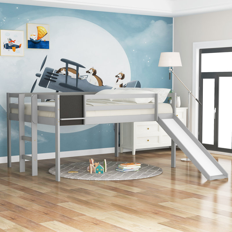 Lit mezzanine double en bois avec glissoire, escalier et tableau noir