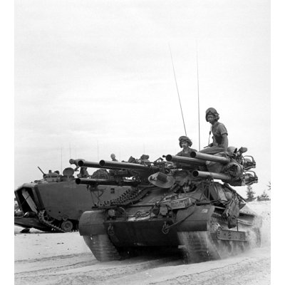 Guerre du Vietnam. Troupes américaines arrivant sur la plage de Chu Lai, au sud du Vietnam, lors de l'escalade de 1965. Le véhicule au premier plan est
