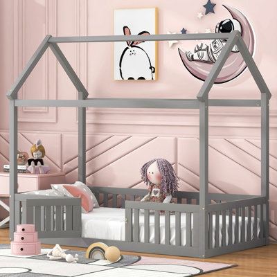 Lit simple en bois avec clôture et porte, gris