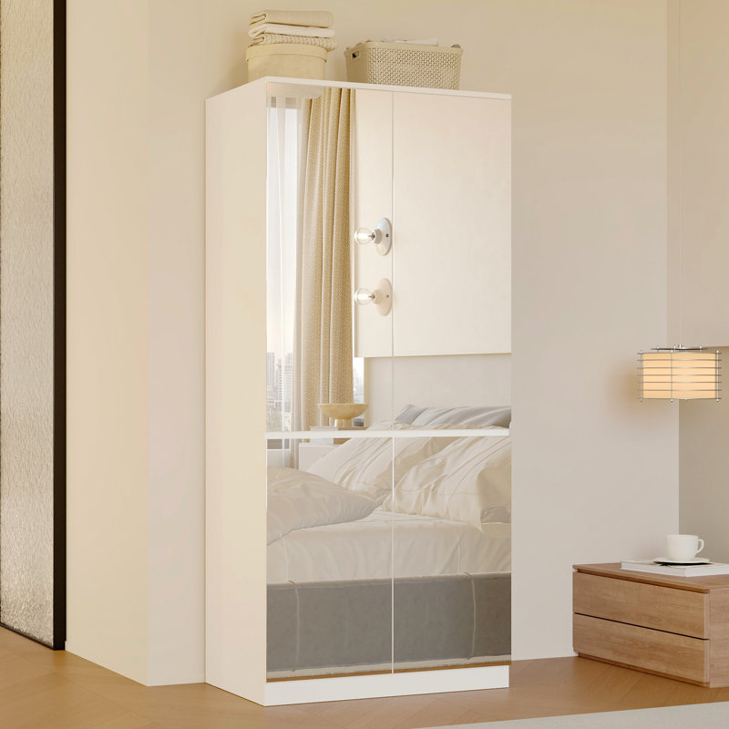 Armoire moderne avec panneaux de porte en miroir