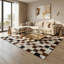 Tapis brun et blanc en peau de vache, patchwork géométrique en damier-1715632764