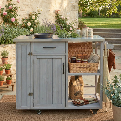 Îlot de cuisine extérieur en bois de sapin avec roues verrouillables; station de préparation avec plateau en acier inoxydable, rangement généreux, porte-serviettes et supports à épices - pour le patio et l'extérieur - finition grise