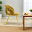 Ensemble de quatre chaises d'appoint en velours jaune et or