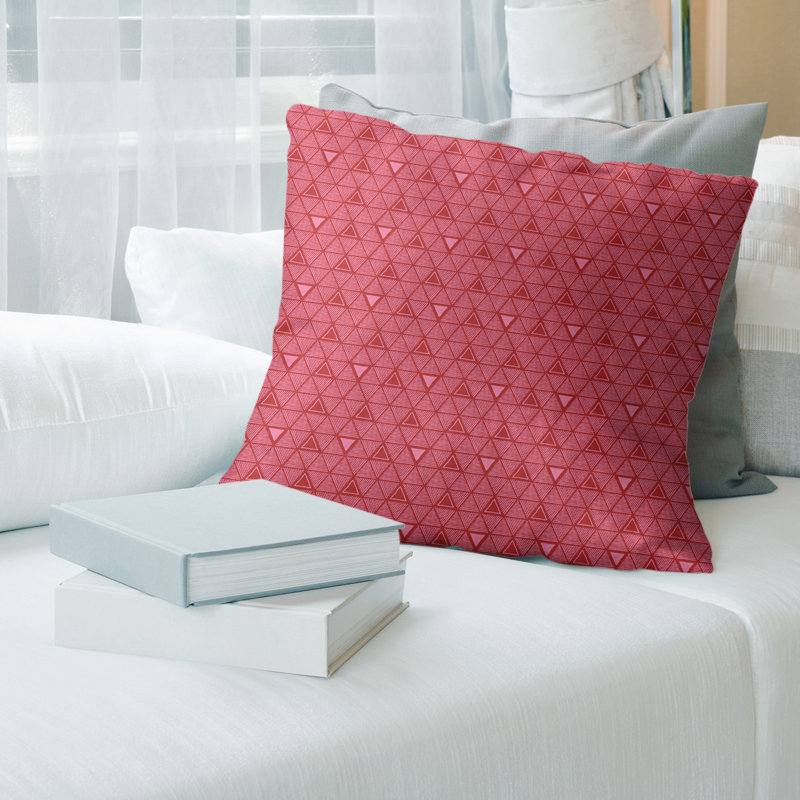 Housse de coussin décoratif triangulaires à la main Football Team Stripes, Rouge / rose, 26 po x 26 po