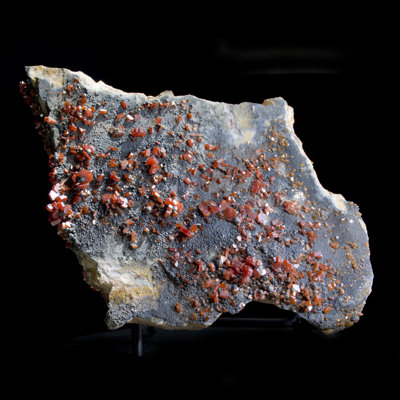 Grande vanadinite sur grille de goethite noire