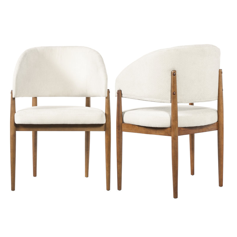 Chaise de salle à manger Liora, de style moderne du milieu du siècle, en bois d'hévéa, avec accoudoirs incurvés, assise rembourrée et dossier enveloppant.
