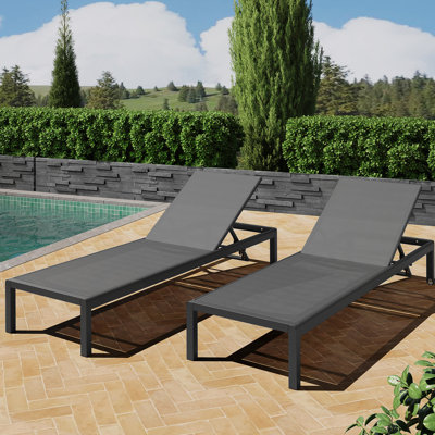 Ensemble de deux chaises longues confortables et durables avec dossier réglable et roulettes de mobilité pour se détendre près de la piscine et du patio