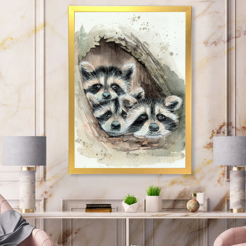 Trois mignons ratons laveurs moelleux regardant un arbre - Peinture sur toile, H 32 po x l 24 po x P 1 po, Encadrement doré