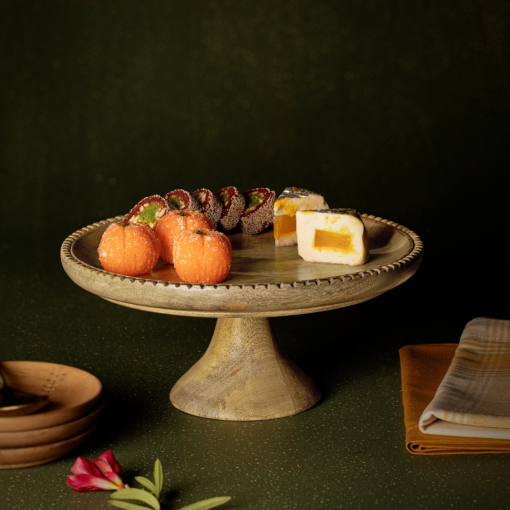 Country Wooden Cake Stand with Server, Handcrafted Round Dessert Display Stand for Cakes, Tarts, Weddings, and Birthdays