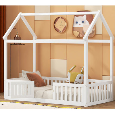 Lit simple en forme de maison avec clôture et porte