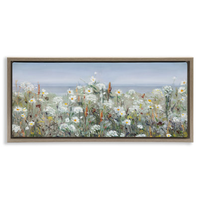 Champ de fleurs et mer au-delà