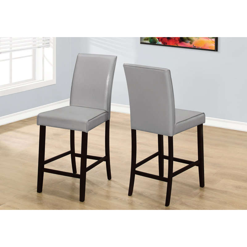 2 chaises de salle à manger à hauteur de comptoir, revêtement en similicuir gris, pieds en bois brun, confortable pour la cuisine et le lieu, style transitionnel contemporain rembourré avec cuisine rembourrée, style