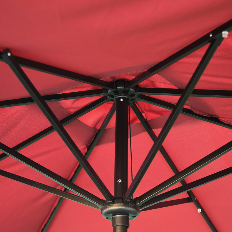 Le parasol de patio rouge avec DEL solaire, inclinable et manivelle, rehausse l'ambiance de la terrasse de jardin, la fonction d'éclairage à DEL 9 pi x 7 pi, orne le jardin, la terrasse, la cour, la piscine,