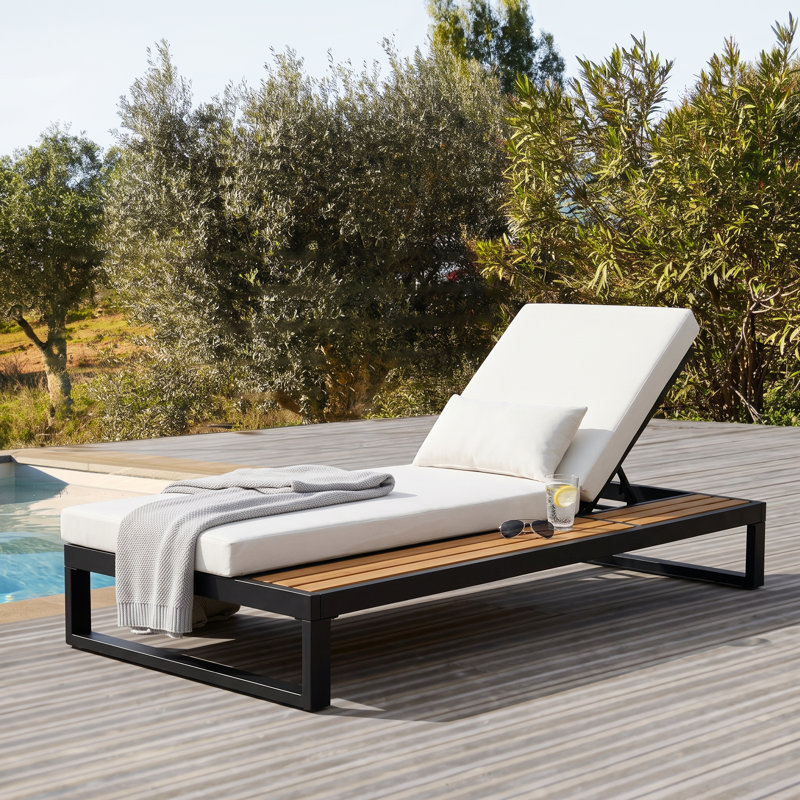 Chaise longue d'extérieur en fer et bois d'acacia de 76,75 po avec dossier réglable et coussin à 5 positions Acrea, Cream