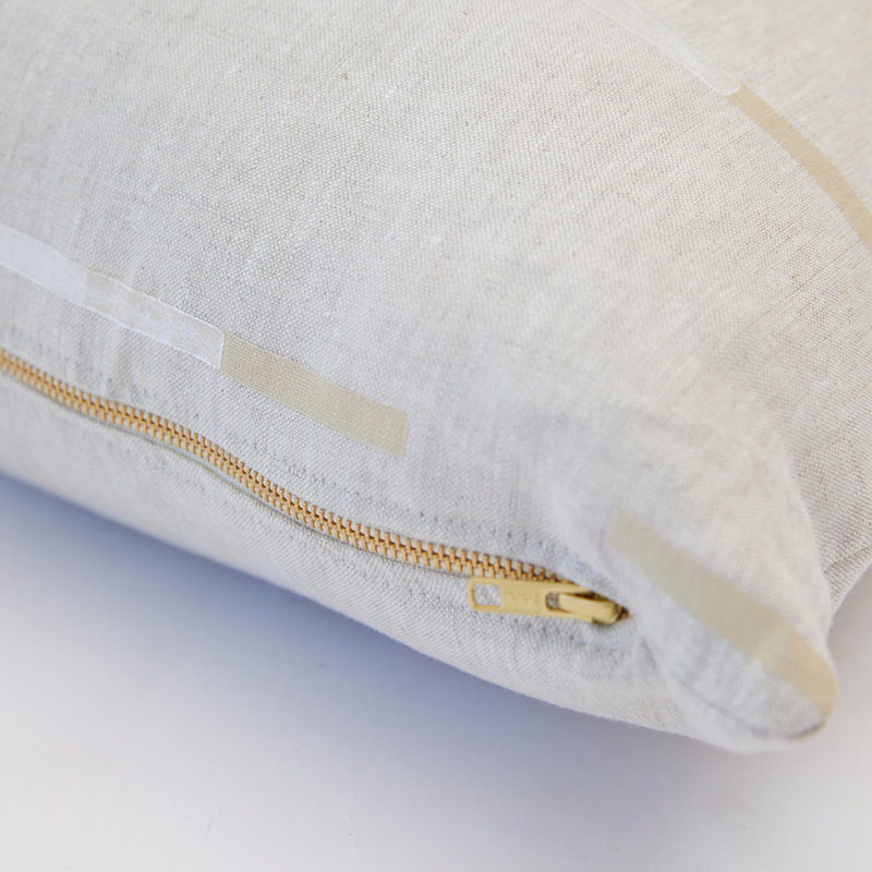 Coussin Schumacher x Caroline Z Hurley, Jaune / Blanc