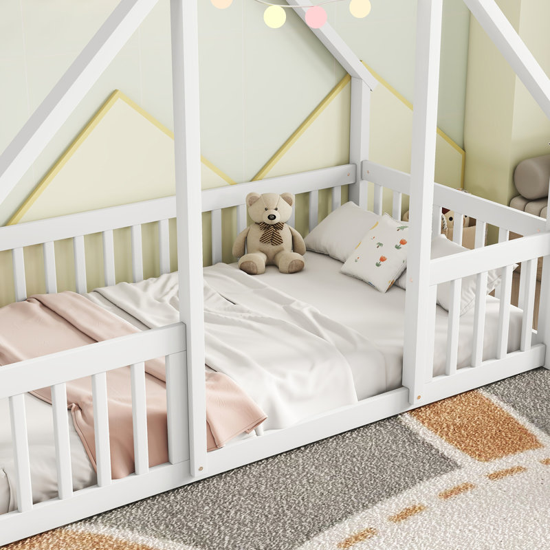 Lit simple en bois avec garde-corps et conception de maison en pin blanc pour une bonne nuit de sommeil, Blanc