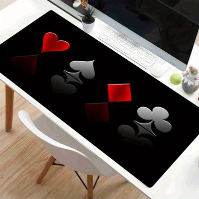 Un grand tapis de table pour les jeux et le bureau, avec des symboles de cartes à jouer (cœurs, piques, carrés, trèfles, trèfle à quatre feuilles) avec base en caoutchouc antidérapant et finition en polyester, agencement de couleurs rouge et noir -