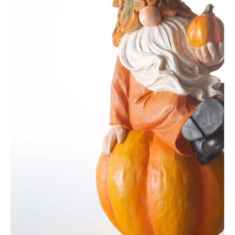 Gnome heureux sur citrouille
