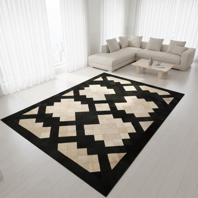 Tapis noir et crème en peau de vache, patchwork géométrique, Rectangulaire 4 pi x 6 pi