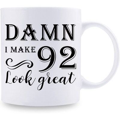 92e cadeaux d'anniversaire pour femmes - «Damn I Make 92 Look Great» - Idées de cadeaux de 92 ans pour grand-père, grand-mère, épouse, mari, maman, papa, soeurs, frères, amis - tasse à café de 11 oz