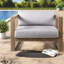 Chaises longues confortables pour le patio, bois d'eucalyptus avec coussins gris, design extérieur moderne