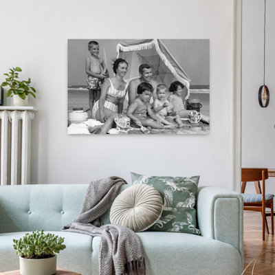 «1960S Family of 6 on Beach Under Umbrella With Pails and Coolers», art mural rétro rétro classique