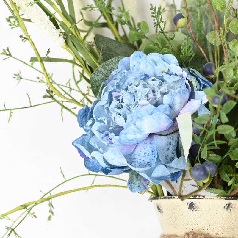 Arrangement floral de pivoines artificielles dans un vase rétro