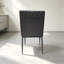 Chaise de salle à manger moderne et minimaliste en similicuir gris avec pattes en métal