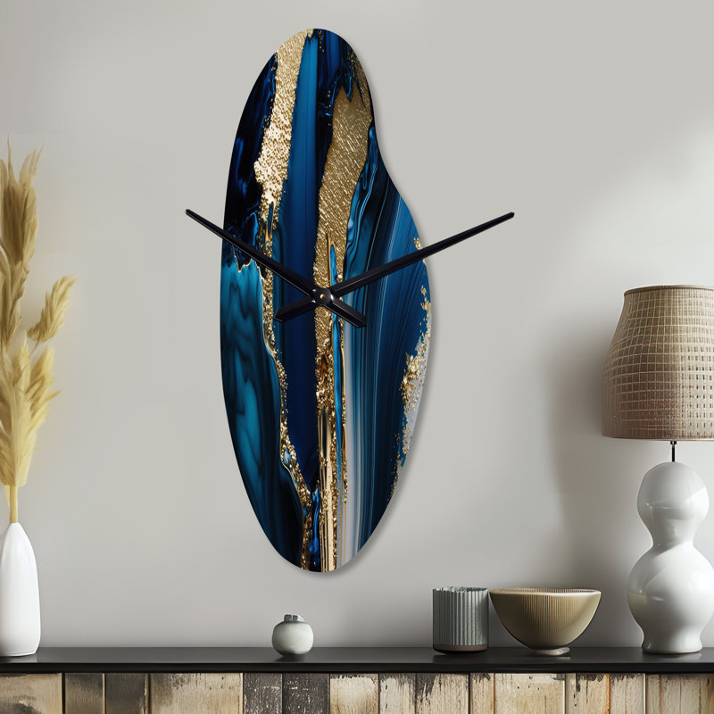 «Ghazvini Abstract Geode Waves Gold II» - horloges asymétriques abstraites en métal, horloge murale incurvée, Moyenne