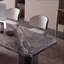 Petit appartement simple, table et chaise modernes-109244390-109244388